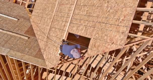 木匠建筑工人把铁锤钉在未来房屋屋顶的胶合板上 — 图库视频影像