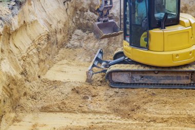 Evin temeli atılmadan önce traktör tarafından yerle bir ediliyor.