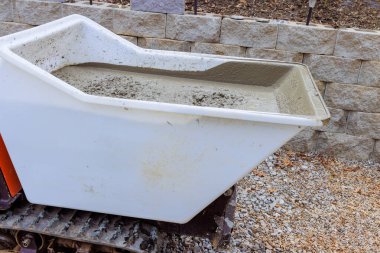 İnşaat alanlarında beton taşımak için kendi kendine boşaltılan kauçuk kamyon kullanılır.