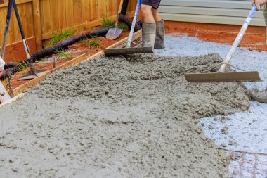 İnşaat işçilerinin beton seviyelendirmede özel araçlarının kullanımı