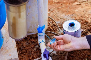 Yapıştırmadan önce plastik boru mühürleniyor