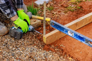 İşçiler beton döşeme çalışmaları için şablon üretiyor