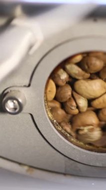 Kavrulmuş kahve çekirdeği üretim süreci özel fırının dikey videosuyla karıştırıldı