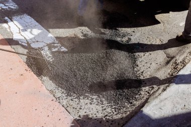 Şehirdeki kötü yolun yeniden yüzeye çıkması yeni asfalt inşaatı ile gerçekleştiriliyor