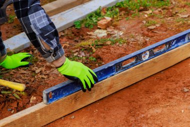 Temelin üzerine beton dökmek için çıkarılabilir kereste formasyonu üretimi