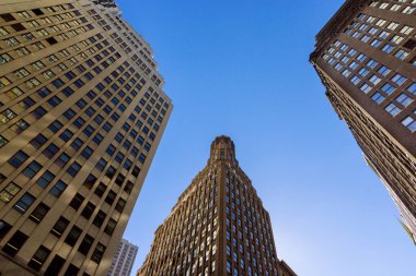 New York City 'nin modern şehir manzarasının Manhattan manzarasına gökdelenlerin ofis binaları hakim..