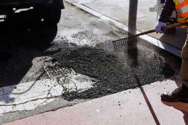 Şehirde yeni bir asfalt yol inşaatı mevcut kötü bir yola yerleştirildi.