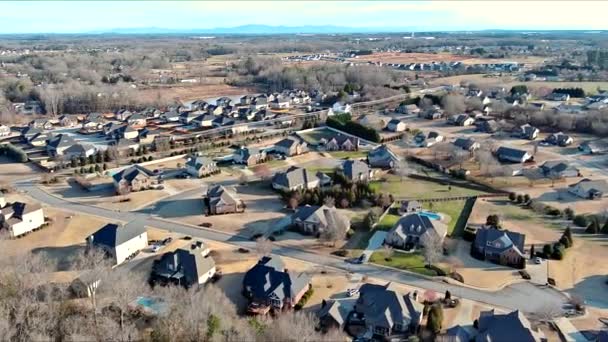 上から アメリカのタウンハウスはサウスカロライナ郊外の住宅地で見られます — ストック動画