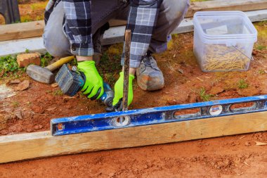 Çıkarılabilir keresteler kullanarak temel beton evler için biçimlendirme