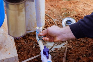 Teknisyen, yapıştırmadan önce PVC boru için temiz astar kullanıyor.