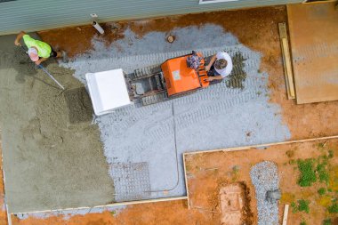 Islak çimento, temel inşaatı sırasında kendi kendine dökülen beton arabalarla iskeleye dökülür.