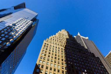 Manhattan, New York. ABD. Modern şehir manzarası. Gökdelenlerin iş binaları tepeden tırnağa..