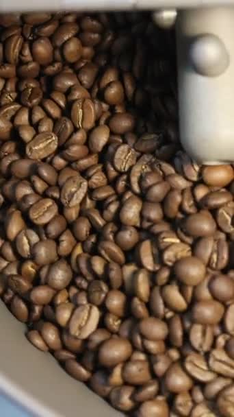 Após Torrefação Grãos Café Resfriados São Misturados Com Lâminas Especiais — Vídeo de Stock