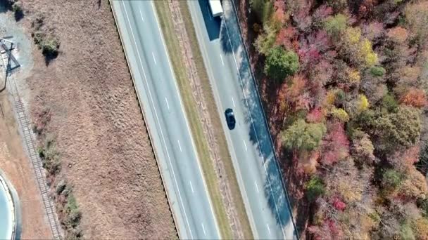 Trafiken Motorväg South Carolina Omgiven Höstfärgade Träd Skogen — Stockvideo