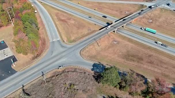 Una Carretera Americana Con Tráfico Rápido Rodeado Árboles Color Otoñal — Vídeos de Stock