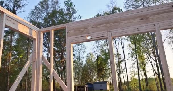 Neues Haus Holzrahmen Stützt Balken Bolzen Holzrahmen Mit Unfertiger Innenausstattung — Stockvideo