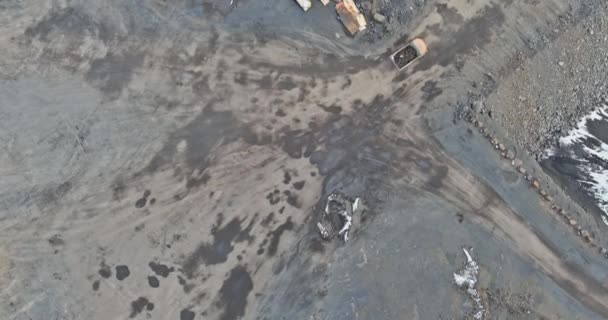 一辆巨大的采石场垃圾车从采石场运送石料 — 图库视频影像
