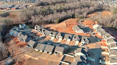 Güney Carolina 'nın banliyö bölgesindeki Amerikan evlerinin üstünde.