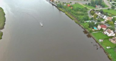Şehir, New Jersey 'de nehrin kıyısında yer almaktadır.