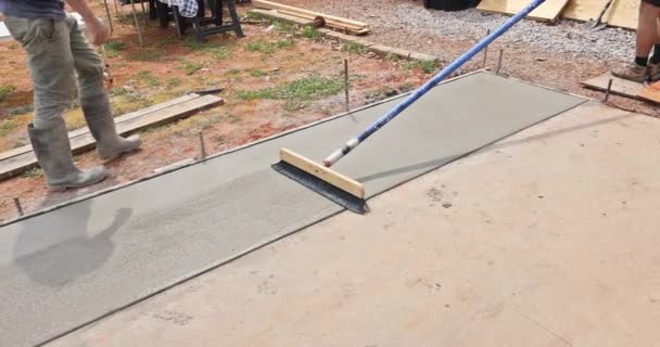 Trabalhadores Construção Escova Concreto Recém Derramado Com Padrão Escovação Vassoura — Vídeo de Stock