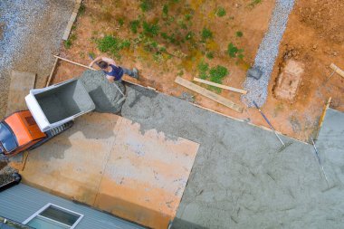 İnşaat alanındaki beton taşımacılığı, kendi kendine dökülen lastik pist betonu kullanılarak.