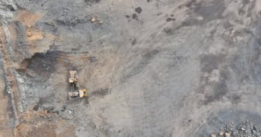 Taş ocağında taş taşıyan maden kamyonu.