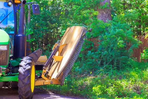 Traktor Pelayanan Kota Dengan Mesin Pemotong Rumput Kedua Sisi Jalan Stok Gambar Bebas Royalti