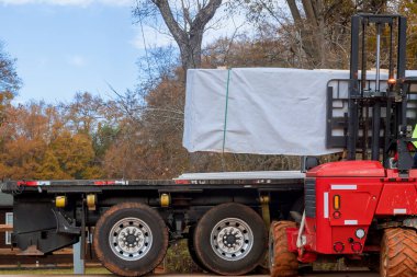 İnşaat alanında forklift kullanarak inşaat malzemelerini dağıtmak.