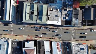 Amerika Birleşik Devletleri, New Jersey 'de yol kenarında bulunan güzel, küçük bir Amerikan kasabasının çatısı manzarası.