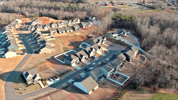 サウスカロライナ郊外のアメリカの町の住宅街の上からの眺め — ストック動画