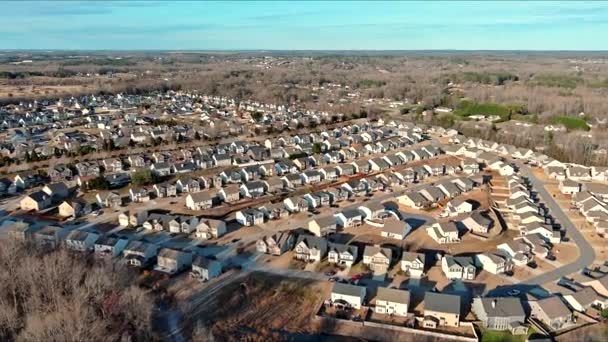 サウスカロライナ郊外のアメリカのタウンハウスの空中ビュー — ストック動画