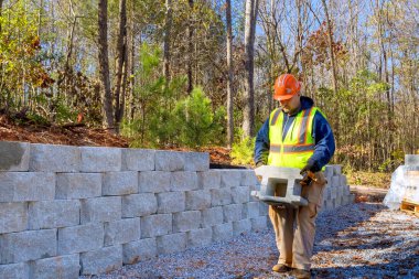 Müteahhit, istinat duvarı monte edilirken beton bloklar yerleştirdi