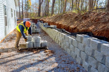 Beton blok istinat duvarlarının inşaatı müteahhit tarafından gerçekleştirildi