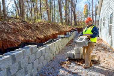 Müteahhit monte edilmiş beton blok istinat duvarı