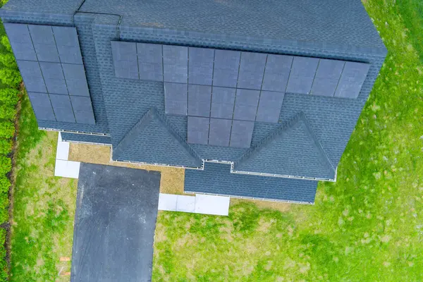 Evin çatısındaki fotovoltaik paneller yeşil enerji yenilenebilir enerji üretmek için tasarlandı