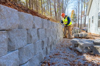 Müteahhit tarafından beton blok istinat duvarı monte edildi