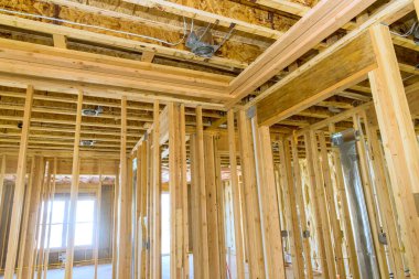 Yapım aşamasında yeni, bitmemiş ahşap çerçeve, ahşap direkler, kirişler, kirişlerden oluşuyor.