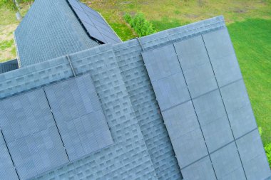 Evin çatısında güneş fotovoltaik panelleri kullanarak yenilenebilir yeşil enerji sistemi