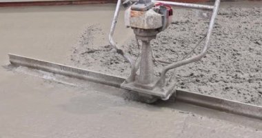Beton, inşaat işçisi tarafından özel araç kullanılarak dengelenir