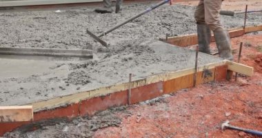İnşaat işçilerinin beton seviyelendirmede özel araçlarının kullanımı