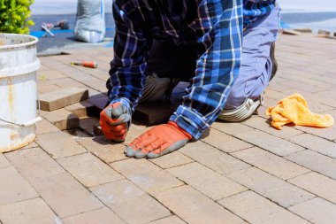 Yıkılmış tuğla yolunun yeniden inşası kaldırımın kırık kısmının değiştirilmesini içeriyor