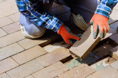 Tuğla yolu ile yıkılan asfalt yeniden inşa ediliyor.