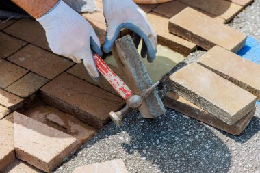 Yıkılmış tuğla yolun yeniden inşası kaldırımın kırık kısmının yenilenmesi demek.