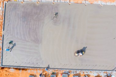 Beton döküldükten sonra duvar işçiliği beton cilalama makineleriyle cilalanmış betonu tamamlar..
