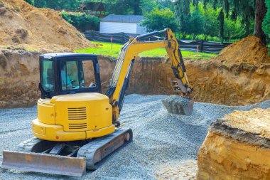 Kazılardaki düzensizlikleri beton temeller atmadan önce granit molozlarla doldurmak bir kazıcının görevidir.