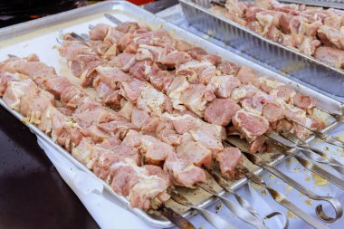 Domuz şişleri mangal kömüründe kızartılıyor.