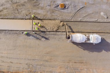 Kaldırımlar için mikser kamyonundan beton dökülüyor