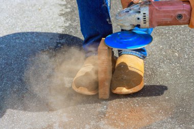 Dairesel elmas testereleri kullanılarak taş döşeme hazırlığı