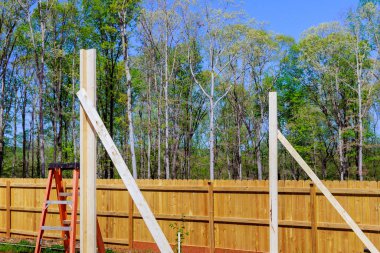 İnşaat alanında yeni ev, çerçeve kirişleri ahşap ev hala tamamlanmamış