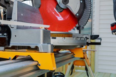 Dairesel testere kullanarak, müteahhit tahta pervazları monte etmeden önce keser.